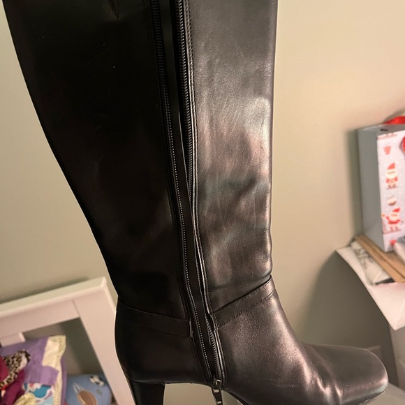 Black beautiful heeled boots ! Size 7.5 ! - Picture 2 of 4